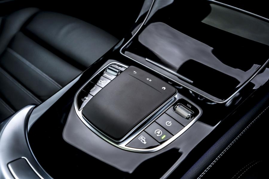 Детали интерьера Mercedes-AMG GLC43 4Matic Coupe (C253) 2019 года  (UK) (фото 37 из 69)
